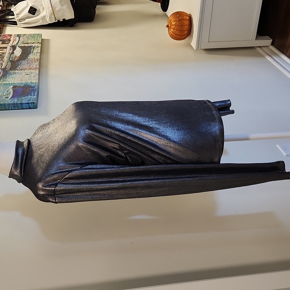 Forever 21~ Silver Metallic Mock Neck Top Size 2X - Picture 4 of 6